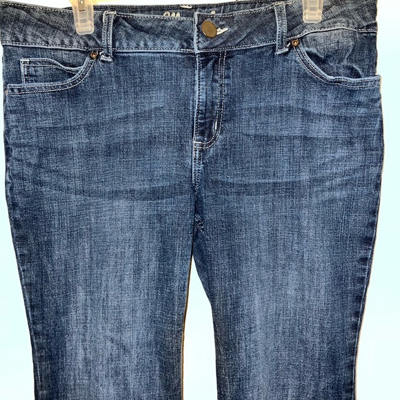 Wrangler Bootcut Jeans - Picture 3 of 8